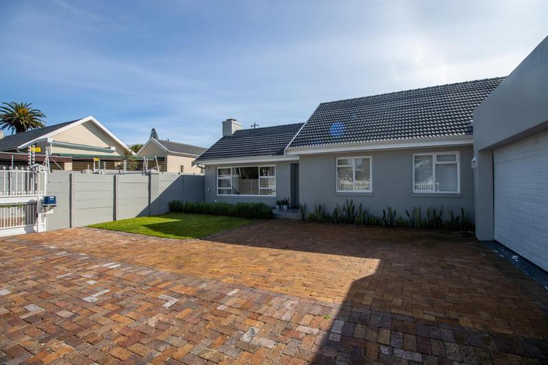 To Let 3 Bedroom Property for Rent in Meadowridge Western Cape